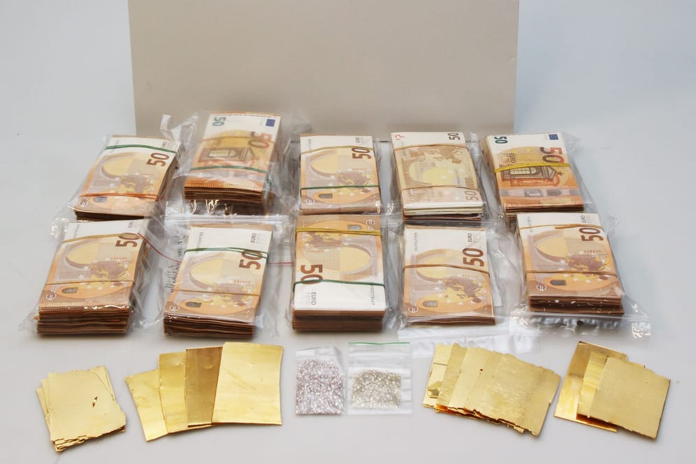 Sichergestellte Diamanten, Geldscheine und Gold: Die Grenzpolizei beziffert den Wert des Fundes auf fast 200.000 Euro.