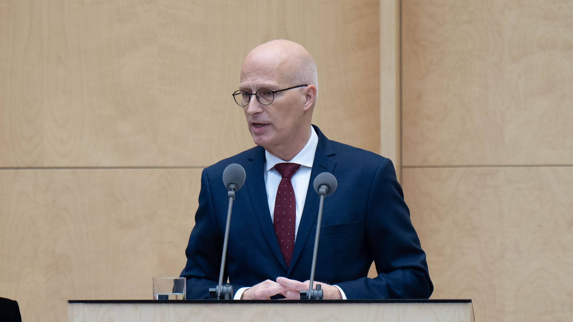 Peter Tschentscher, Bürgermeister von Hamburg, und Bundesratspräsident Plenarsitzung des Bundesrates in Berlin. Peter Tschentscher, Bürgermeister von Hamburg, und Bundesratspräsident Plenarsitzung des Bundesrates in Berlin.