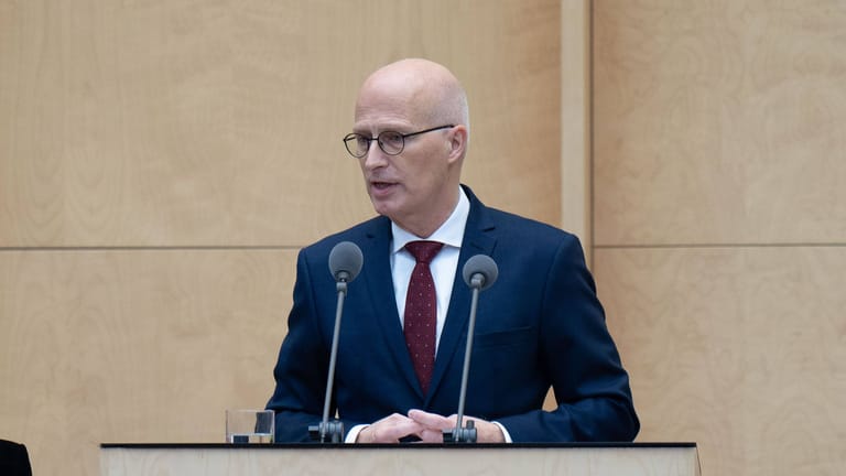 Peter Tschentscher, Bürgermeister von Hamburg, und Bundesratspräsident Plenarsitzung des Bundesrates in Berlin.