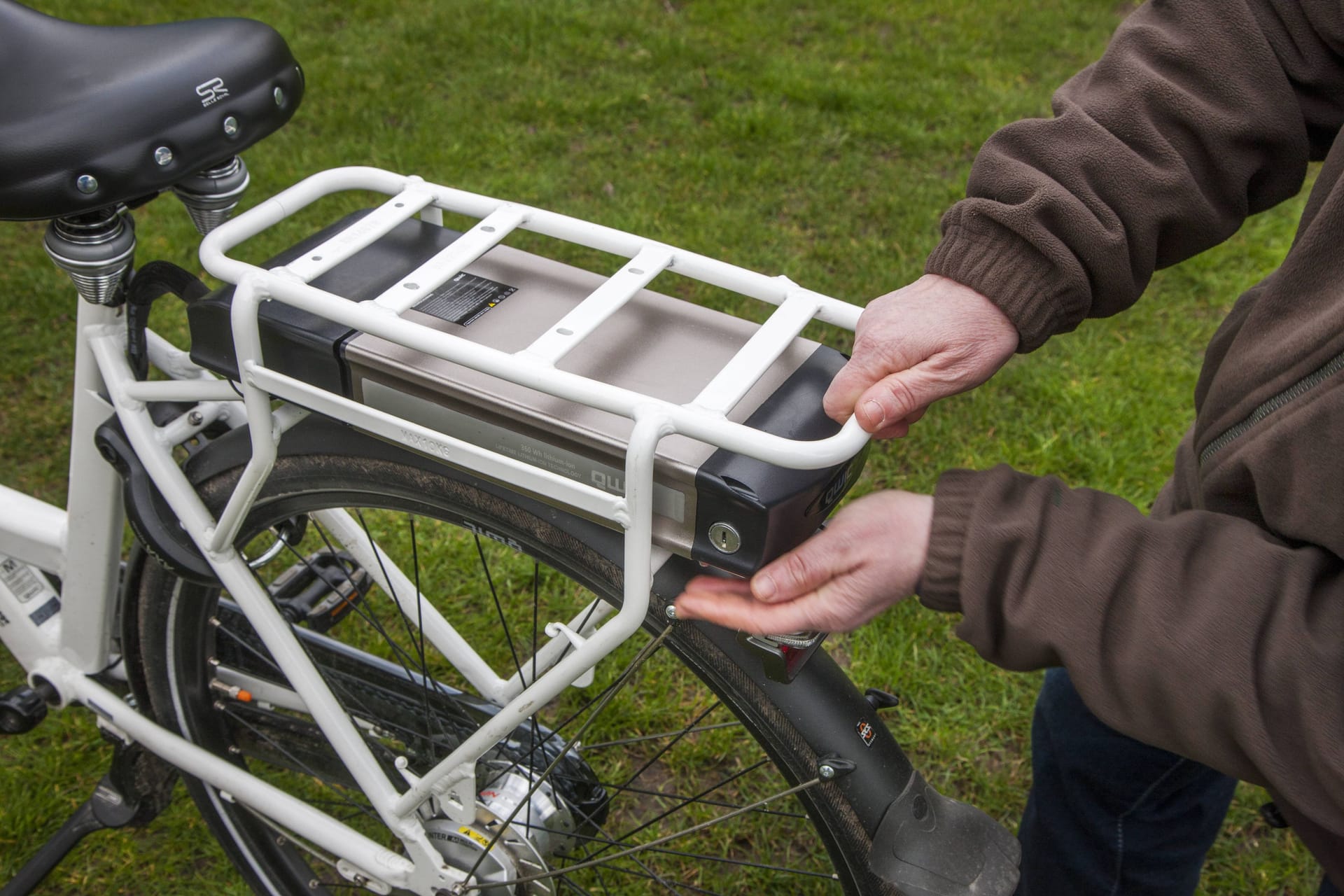 Kommt nicht in den Hausmüll: Wer von seinem E-Bike den Akku entsorgen möchte, muss einiges beachten.