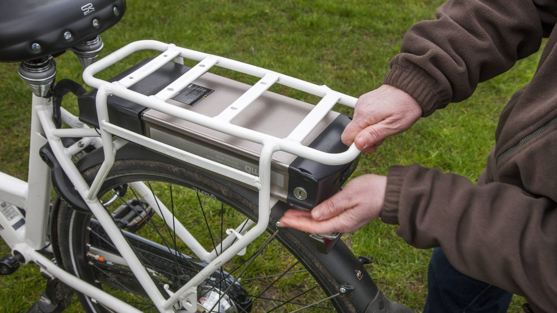 Kommt nicht in den Hausmüll: Wer von seinem E-Bike den Akku entsorgen möchte, muss einiges beachten.