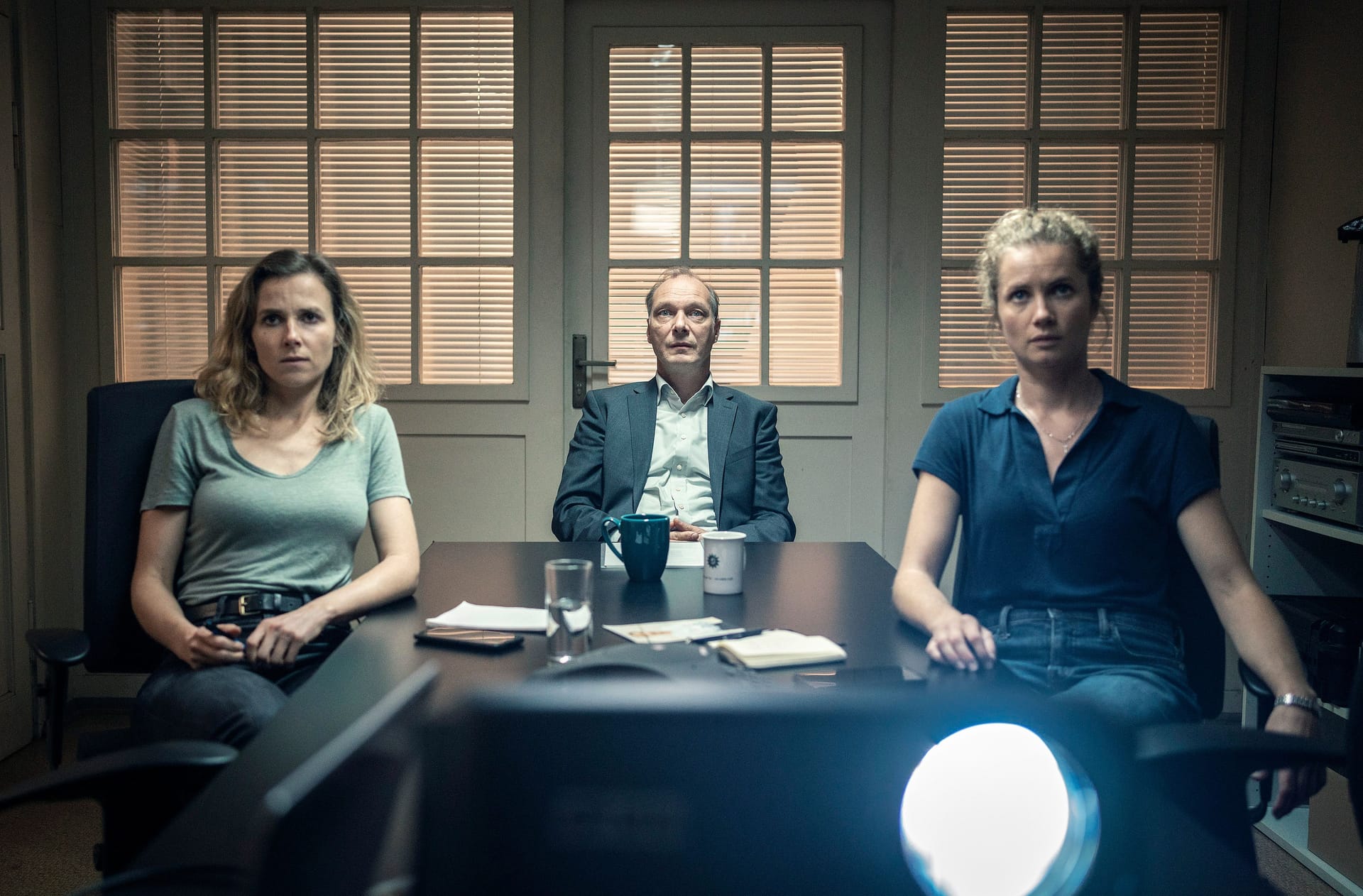 Schnabel (Martin Brambach), Karin Gorniak (Karin Hanczewski) und Leonie Winkler sehen die Videobotschaft des Entführers.