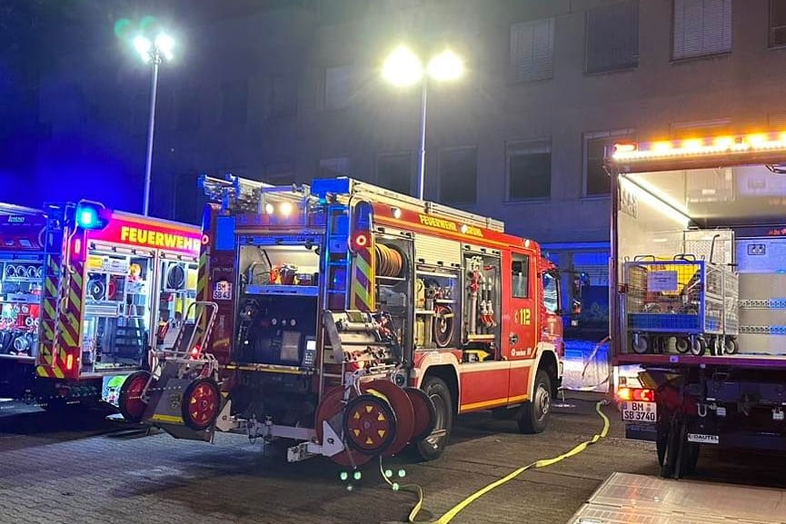 Einsatzwagen der Feuerwehr Brühl stehen vor einem Seniorenheim in Brühl: Dort war in einer Wohnung ein Feuer ausgebrochen.