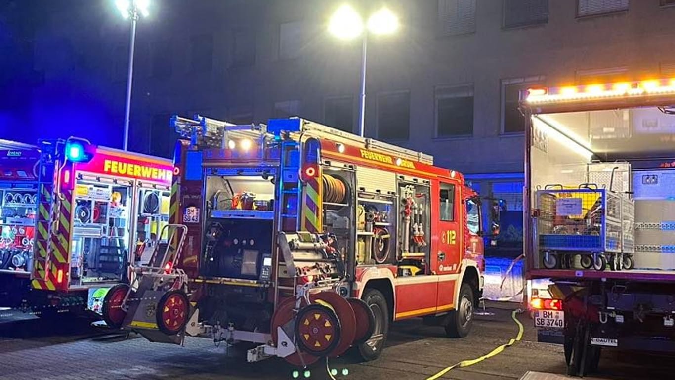 Einsatzwagen der Feuerwehr Brühl stehen vor einem Seniorenheim in Brühl: Dort war in einer Wohnung ein Feuer ausgebrochen.
