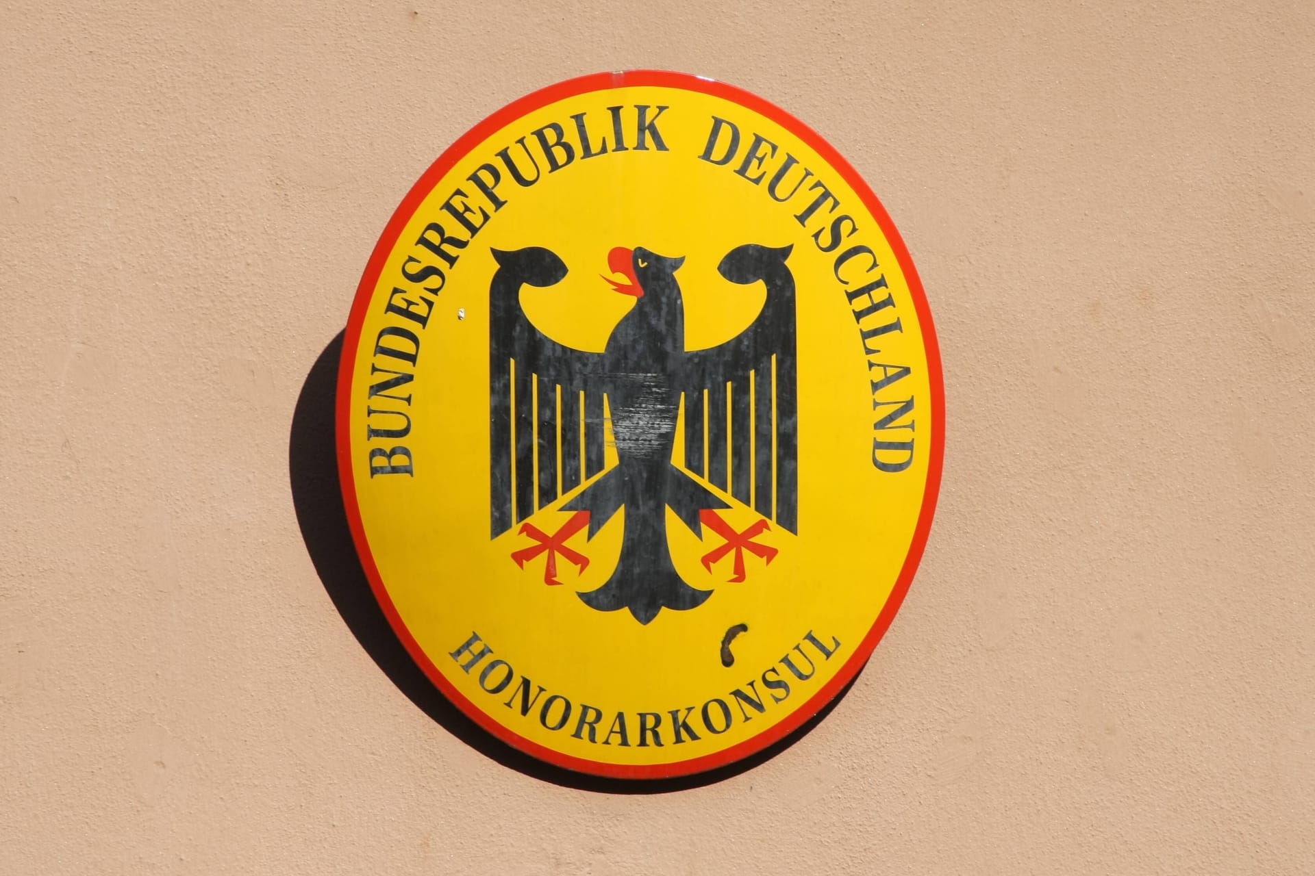 Schild mit Bundesadler und Aufschrift Bundesrepublik Deutschland Honorarkonsul in der Innenstadt Innsbruck. (Symbolfoto)