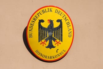 Schild mit Bundesadler und Aufschrift Bundesrepublik Deutschland Honorarkonsul in der Innenstadt Innsbruck. (Symbolfoto)