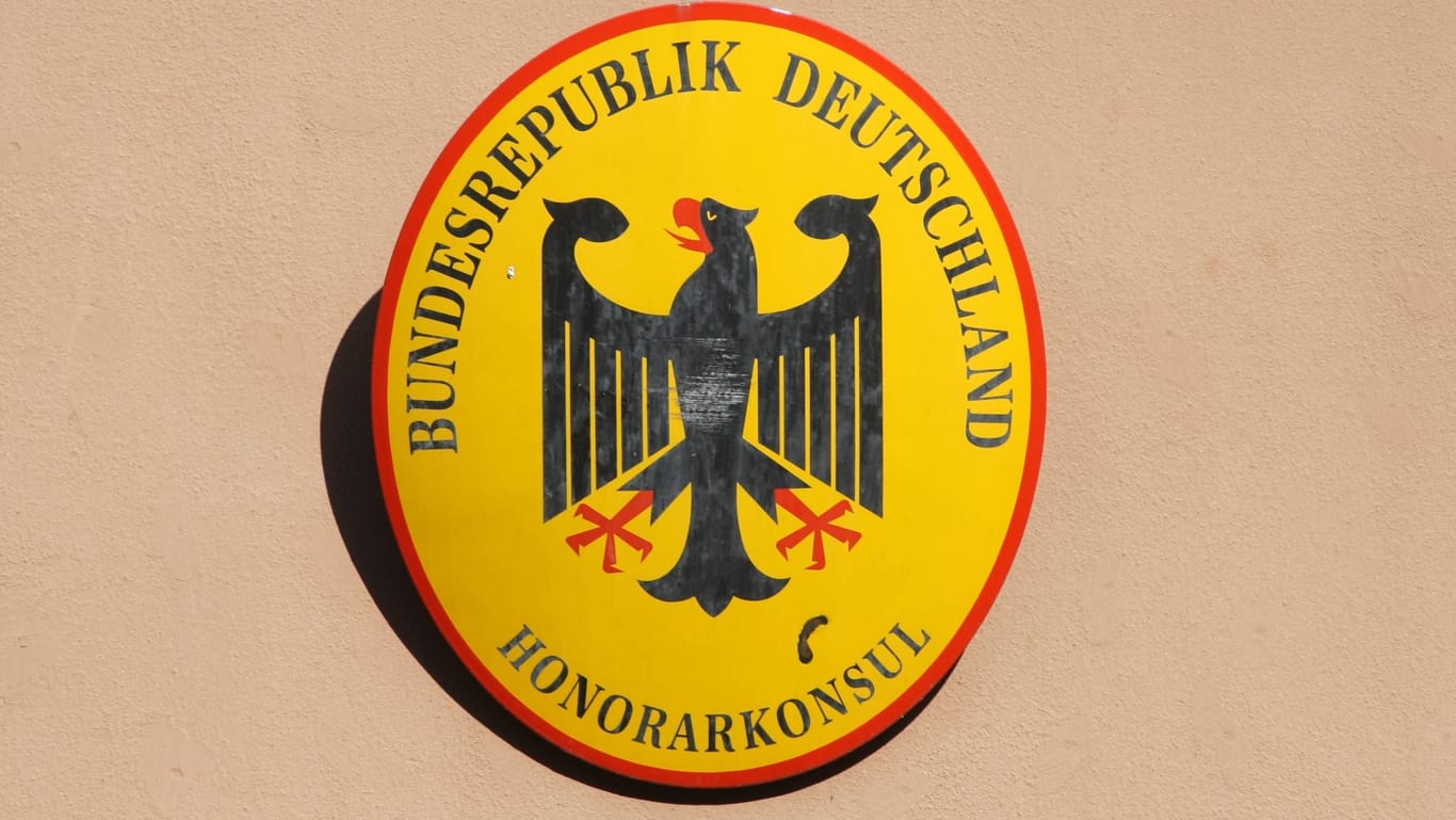 Schild mit Bundesadler und Aufschrift Bundesrepublik Deutschland Honorarkonsul in der Innenstadt Innsbruck. (Symbolfoto)