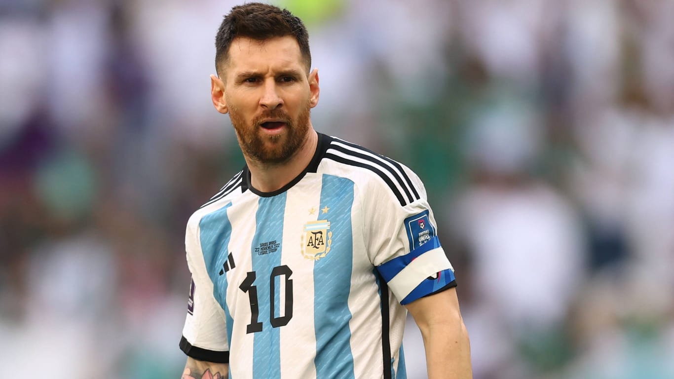 Lionel Messi: Der argentinische Kapitän mit der Binde der Fifa, die hier abgeklebt aussieht.