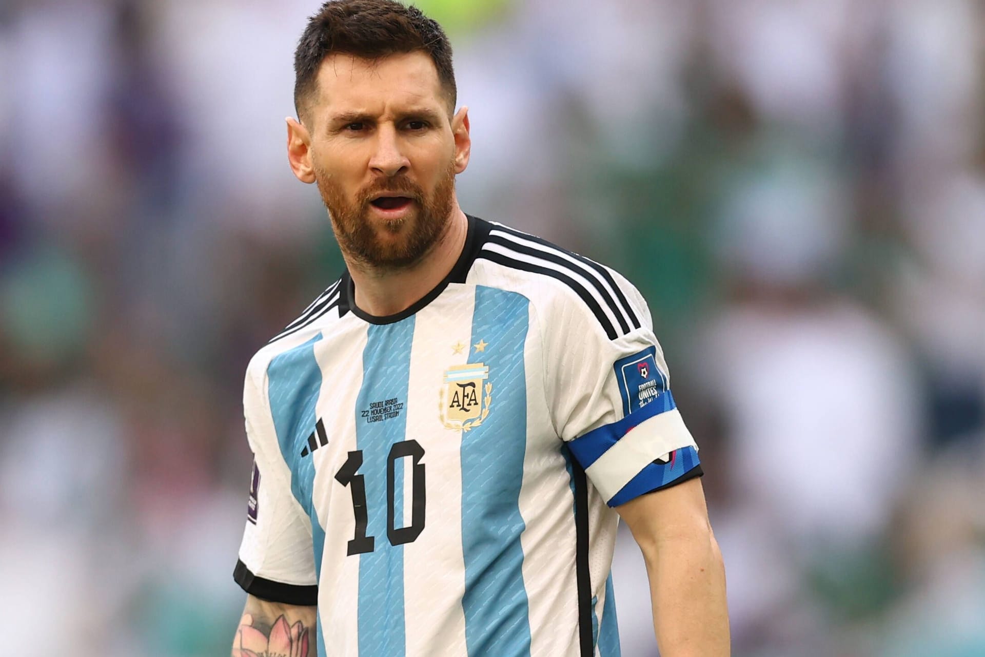 Lionel Messi: Der argentinische Kapitän mit der Binde der Fifa, die hier abgeklebt aussieht.