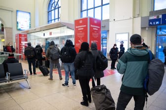 Reisende informieren sich im Hauptbahnhof Hannover (Archivbild): Nach dem Güterzug-Unglück bei Gifhorn sind zahlreiche Verbindungen betroffen.