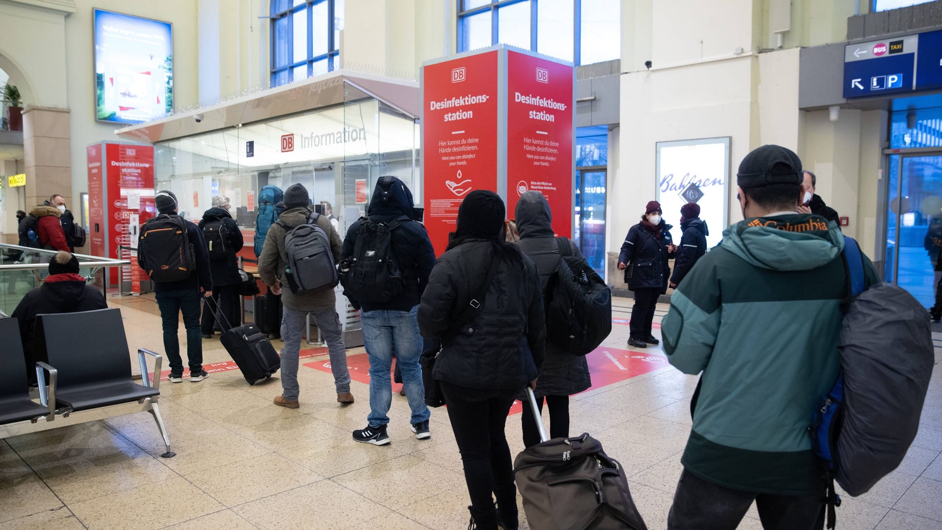 Reisende informieren sich im Hauptbahnhof Hannover (Archivbild): Nach dem Güterzug-Unglück bei Gifhorn sind zahlreiche Verbindungen betroffen.