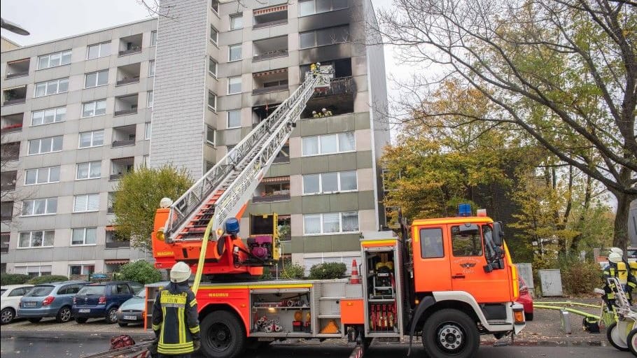 Die Feuerwehr ist vor einem brennenden Hochhaus im Einsatz. Die Feuerwehr ist vor einem brennenden Hochhaus im Einsatz.