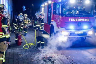 Neujahrsnacht in Solingen: Durch private Feuerwerke haben Polizei und Feuerwehr viel zu tun.