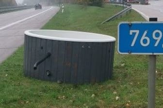 Whirlpool auf A7: Ein Autofahrer hatte den Pool auf dem Weg zur Entsorgung verloren.