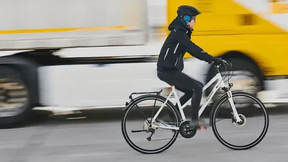 Abbiegeassistenten für Lkw: Ein Test offenbart eklatante Sicherheitslücken.