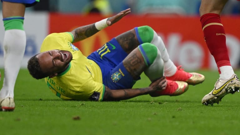Neymar liegt nach einem Foul verletzt am Boden: Der Brasilien-Stürmer hat sich am Fußgelenk verletzt.