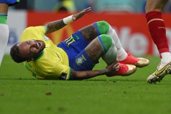 Neymar liegt nach einem Foul verletzt am Boden: Der Brasilien-Stürmer hat sich am Fußgelenk verletzt.