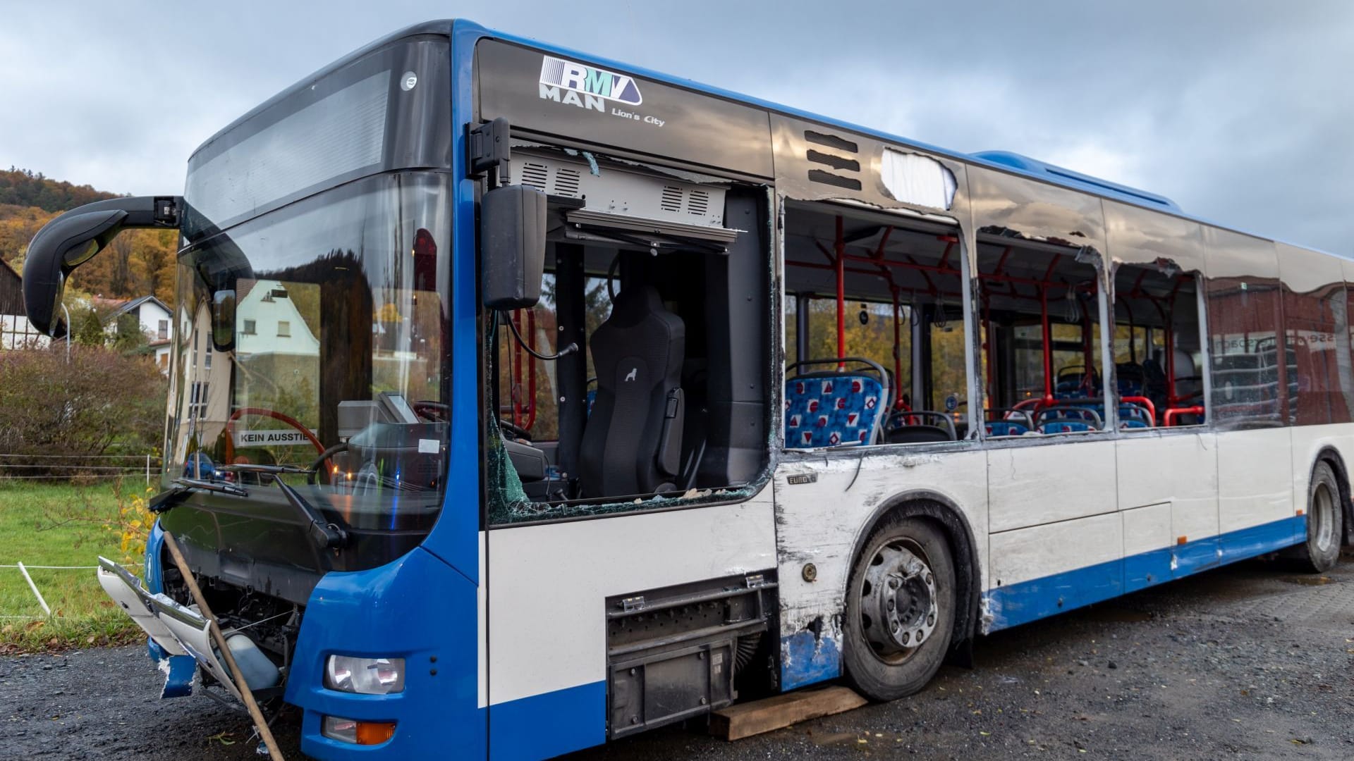 Der Unfall-Bus: Sechs Kinder verletzten sich.