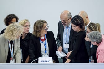 Die deutsche Delegation um Außenministerin Annalena Baerbock beim Weltklimagipfel in Scharm el-Scheich.