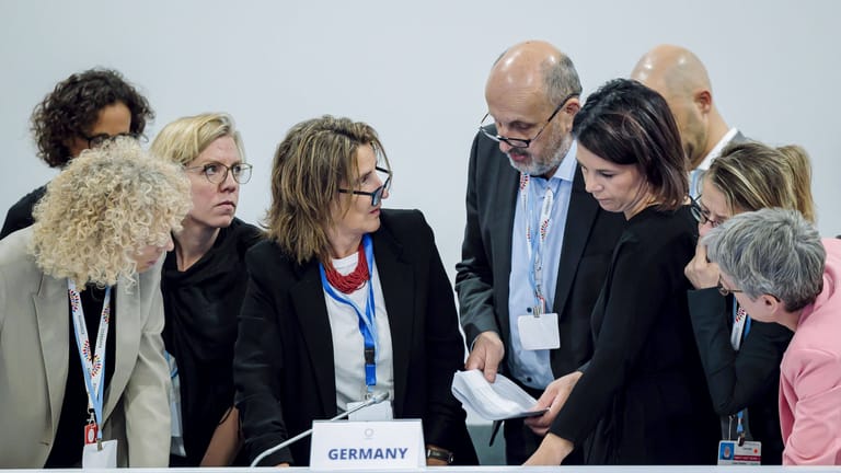 Die deutsche Delegation um Außenministerin Annalena Baerbock beim Weltklimagipfel in Scharm el-Scheich.