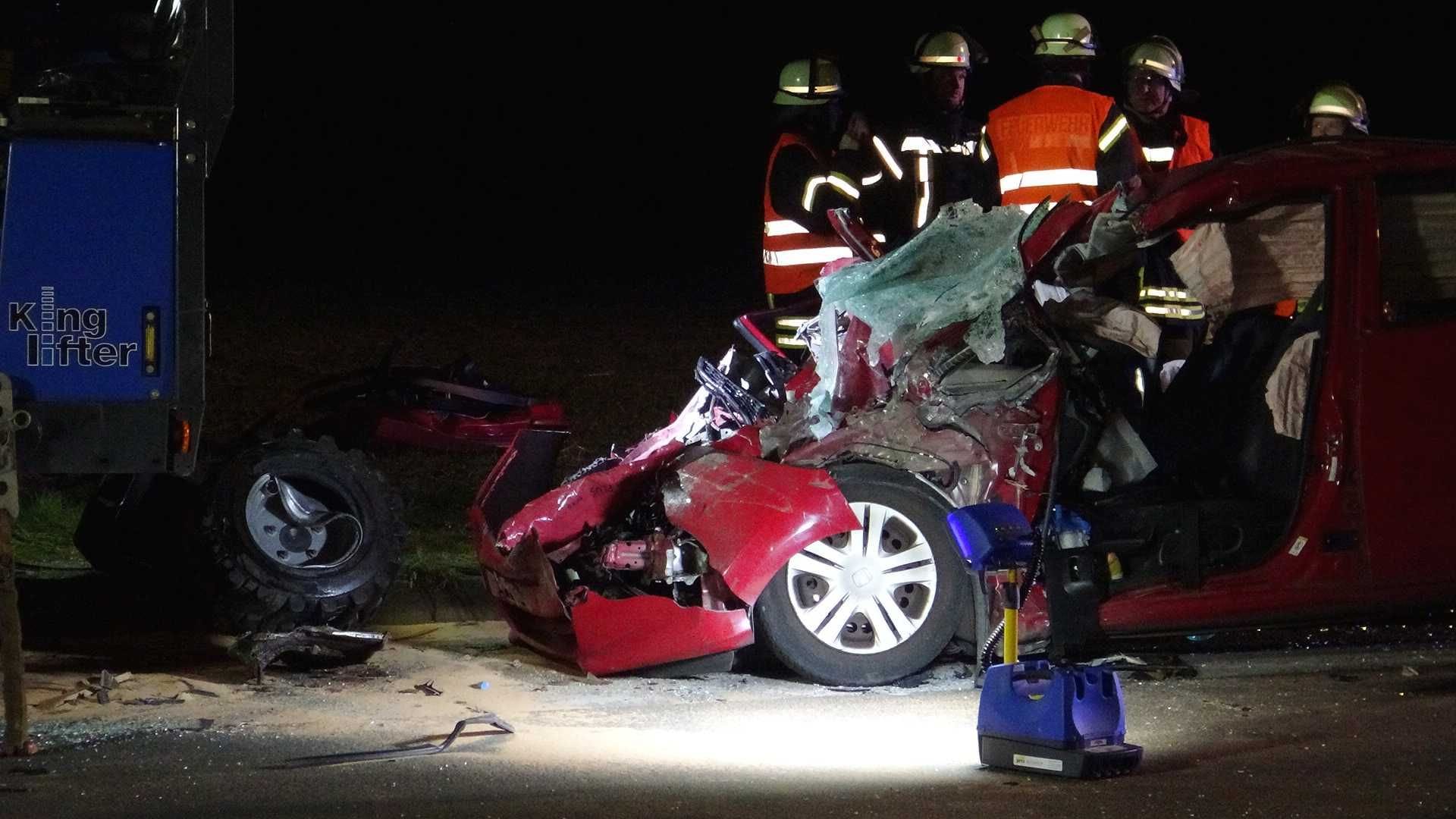 Das Unfallauto auf der Werner Straße: Der Fahrer hat den Unfall nicht überlebt.