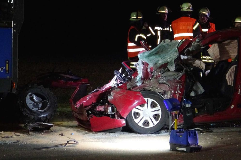 Das Unfallauto auf der Werner Straße: Der Fahrer hat den Unfall nicht überlebt.