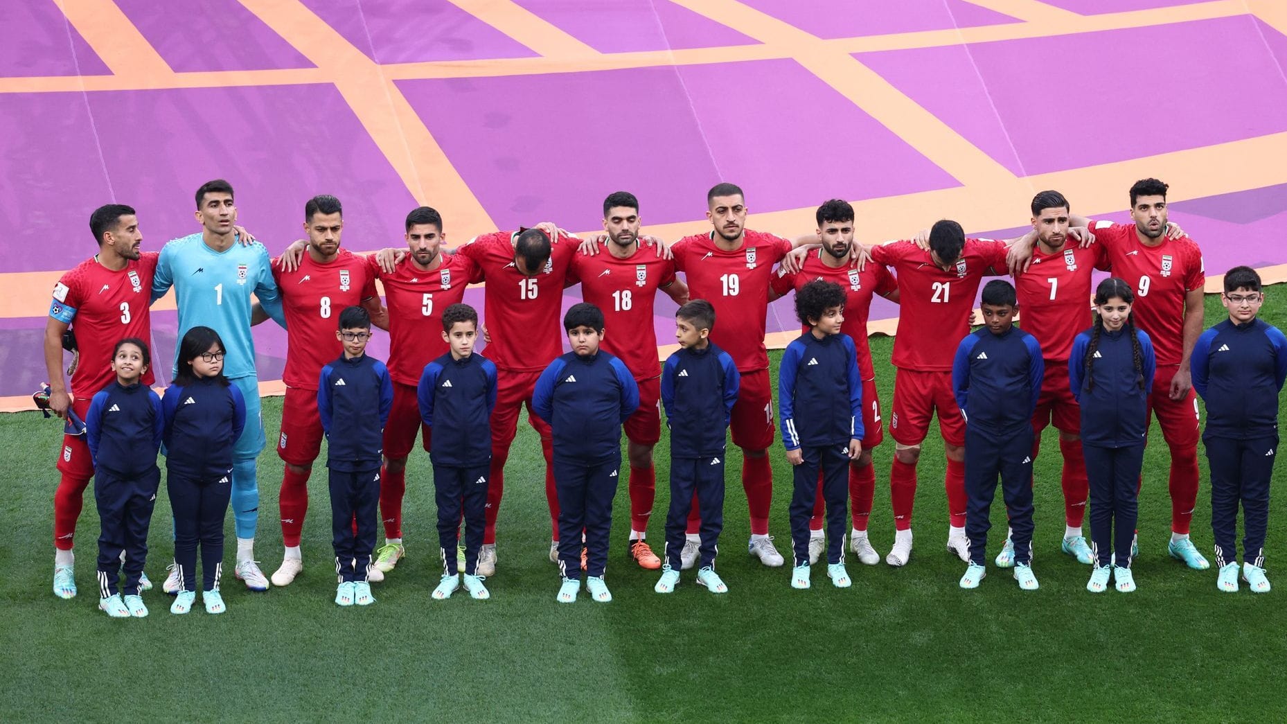 Die iranische Nationalmannschaft vor dem Anpfiff: Bei der Hymne schwiegen die Spieler.