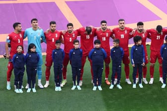 Die iranische Nationalmannschaft vor dem Anpfiff: Bei der Hymne schwiegen die Spieler.