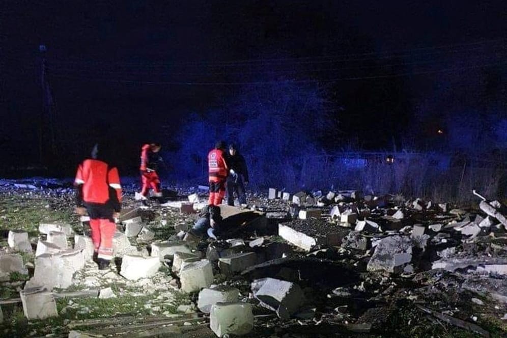 Rettungskräfte stehen am Ort des Raketeneinschlags in Polen.