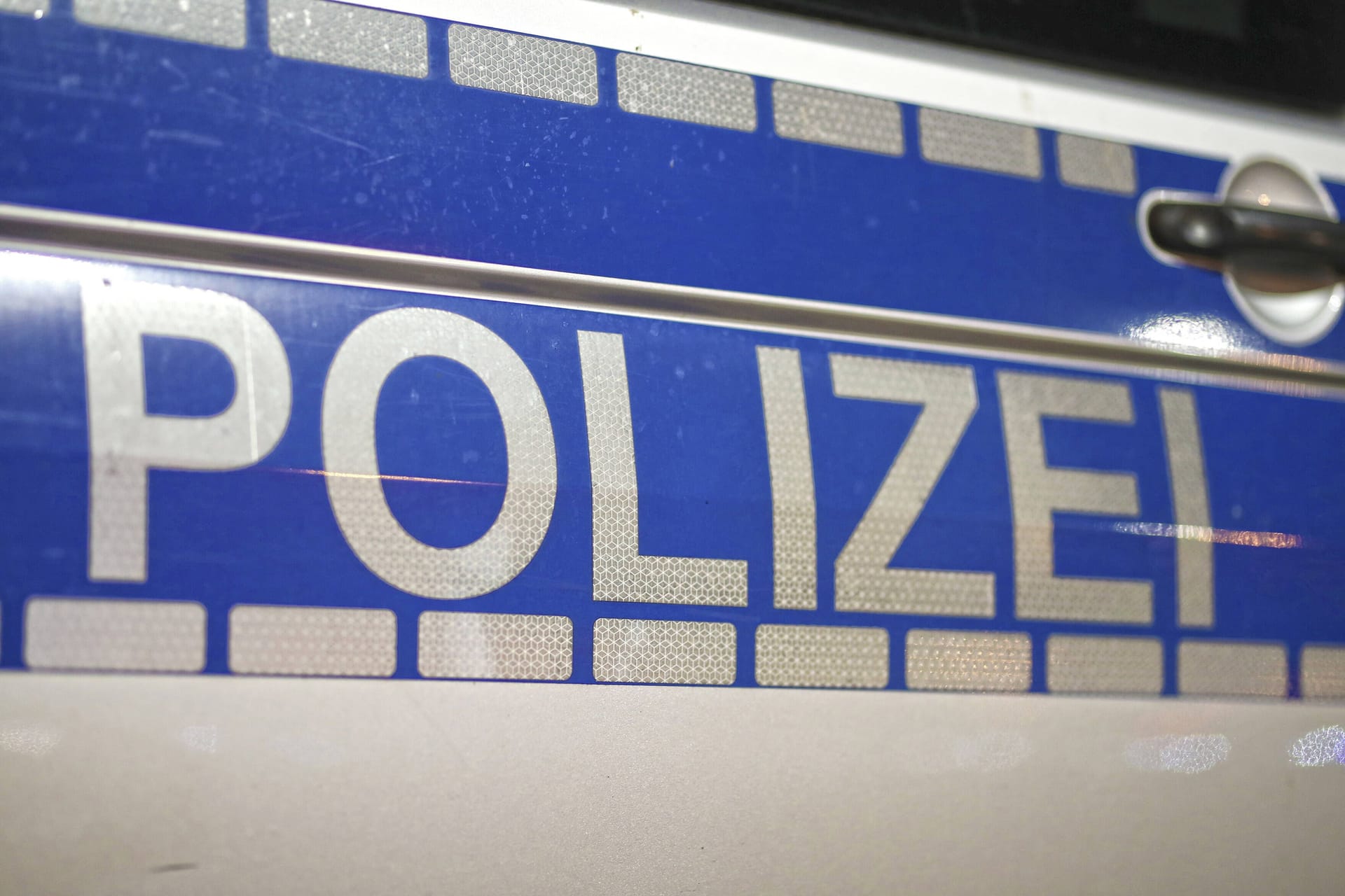 Auto der Polizei (Symbolbild): Die Polizei ermittelt nach einem Vorfall in Garbsen wegen schwerer räuberischer Erpressung.