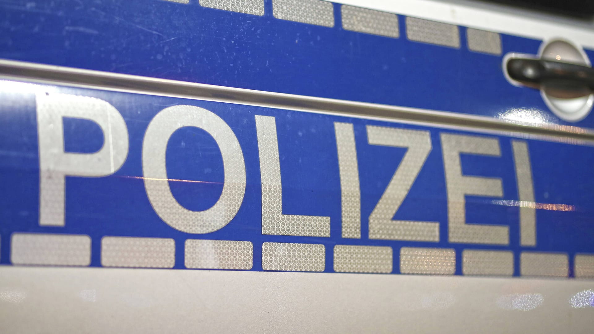 Auto der Polizei (Symbolbild): Die Polizei ermittelt nach einem Vorfall in Garbsen wegen schwerer räuberischer Erpressung.