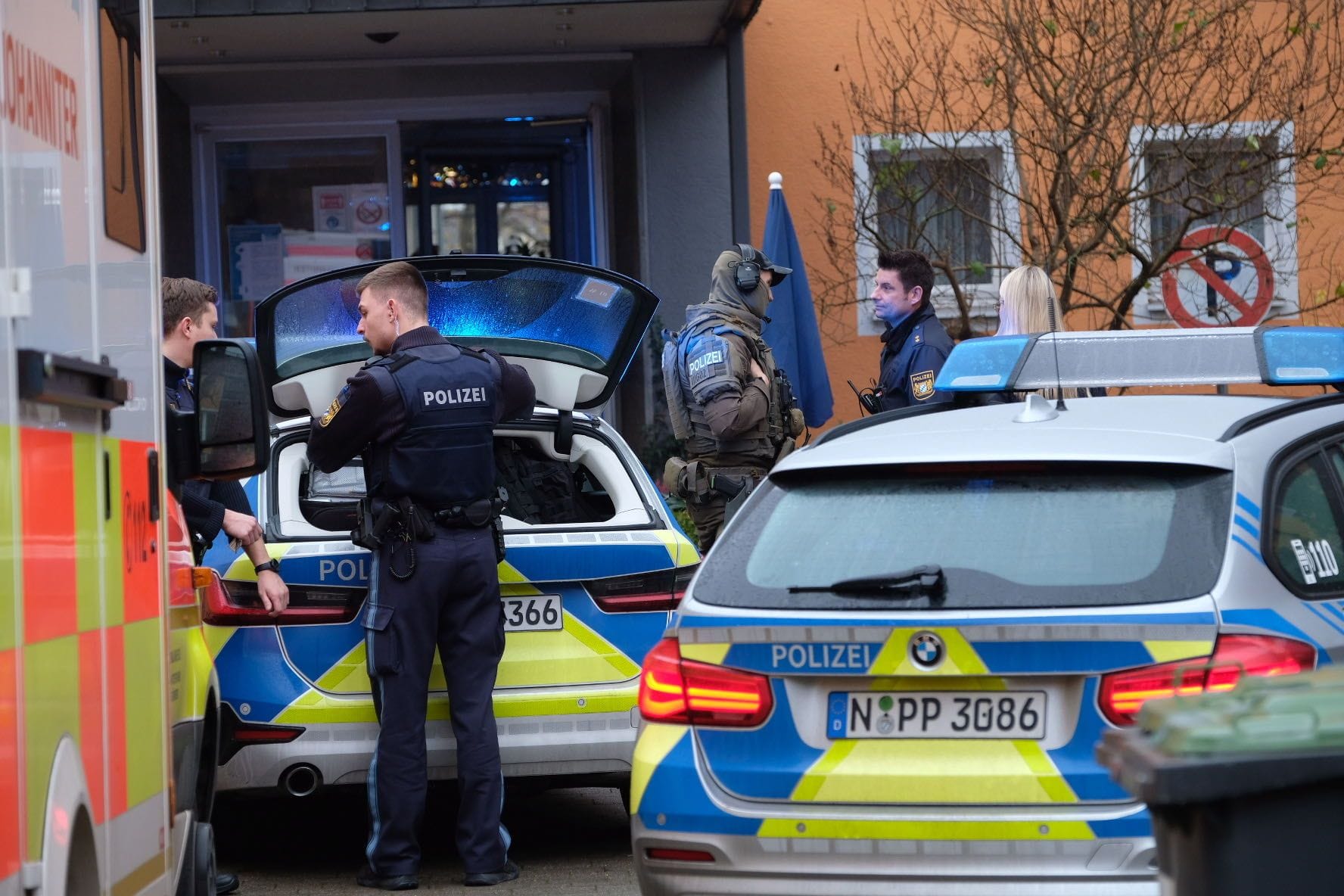 Polizei vor dem Seniorenheim: Verletzt wurde bei dem Einsatz laut den Beamten niemand.