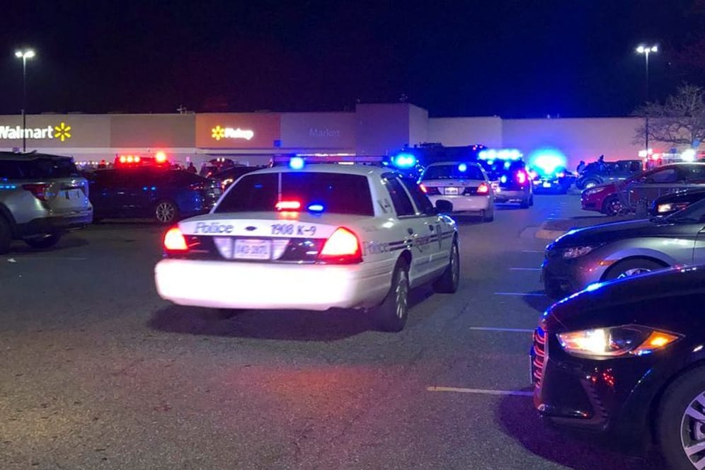 Polizei auf dem Walmart-Parkplatz: Mehrere Menschen wurden getötet.