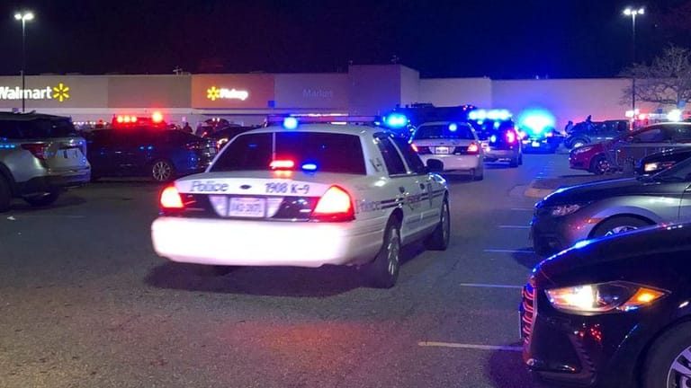 Polizei auf dem Walmart-Parkplatz: Mehrere Menschen wurden getötet.