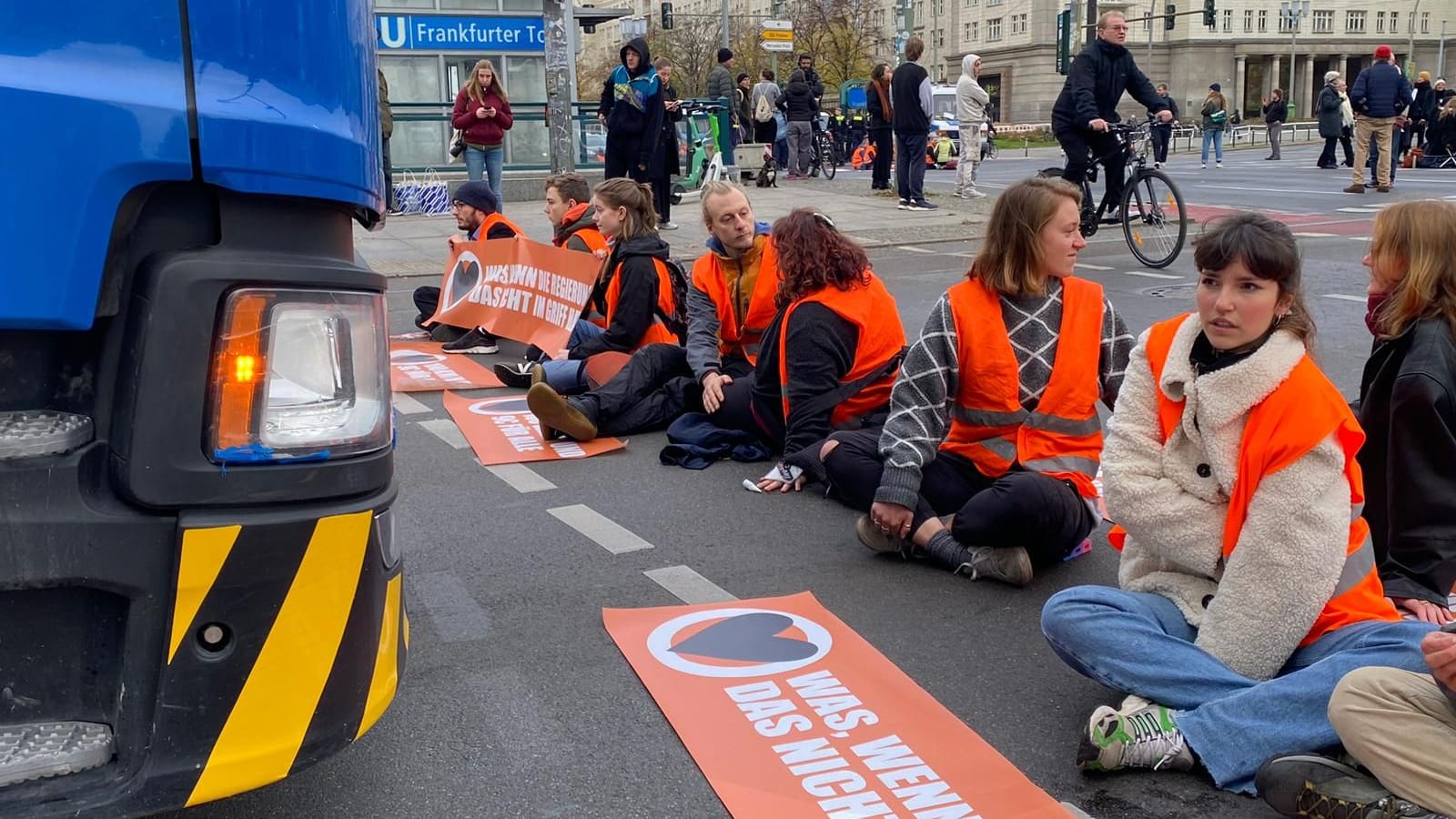 "Letzte Generation": Einige der Aktivisten haben sich an der Fahrbahn festgeklebt.