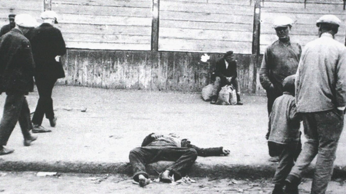 Ein Mensch, der verhungert ist, liegt leblos auf der Straße: Stalin ließ damals im Zuge der Zwangskollektivierung auf dem Land massenhaft Nahrung konfiszieren.