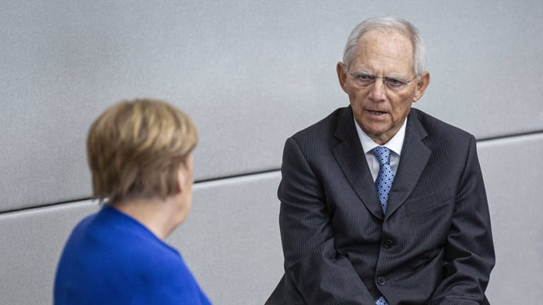 Angela Merkel und Wolfgang Schäuble: Der ehemalige Bundestagspräsident findet deutliche Worte für die Altkanzlerin.