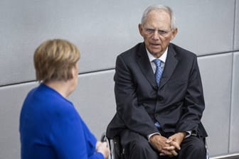 Angela Merkel und Wolfgang Schäuble: Der ehemalige Bundestagspräsident findet deutliche Worte für die Altkanzlerin.