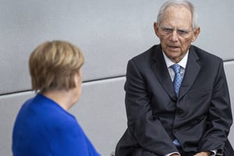 Angela Merkel und Wolfgang Schäuble: Der ehemalige Bundestagspräsident findet deutliche Worte für die Altkanzlerin.
