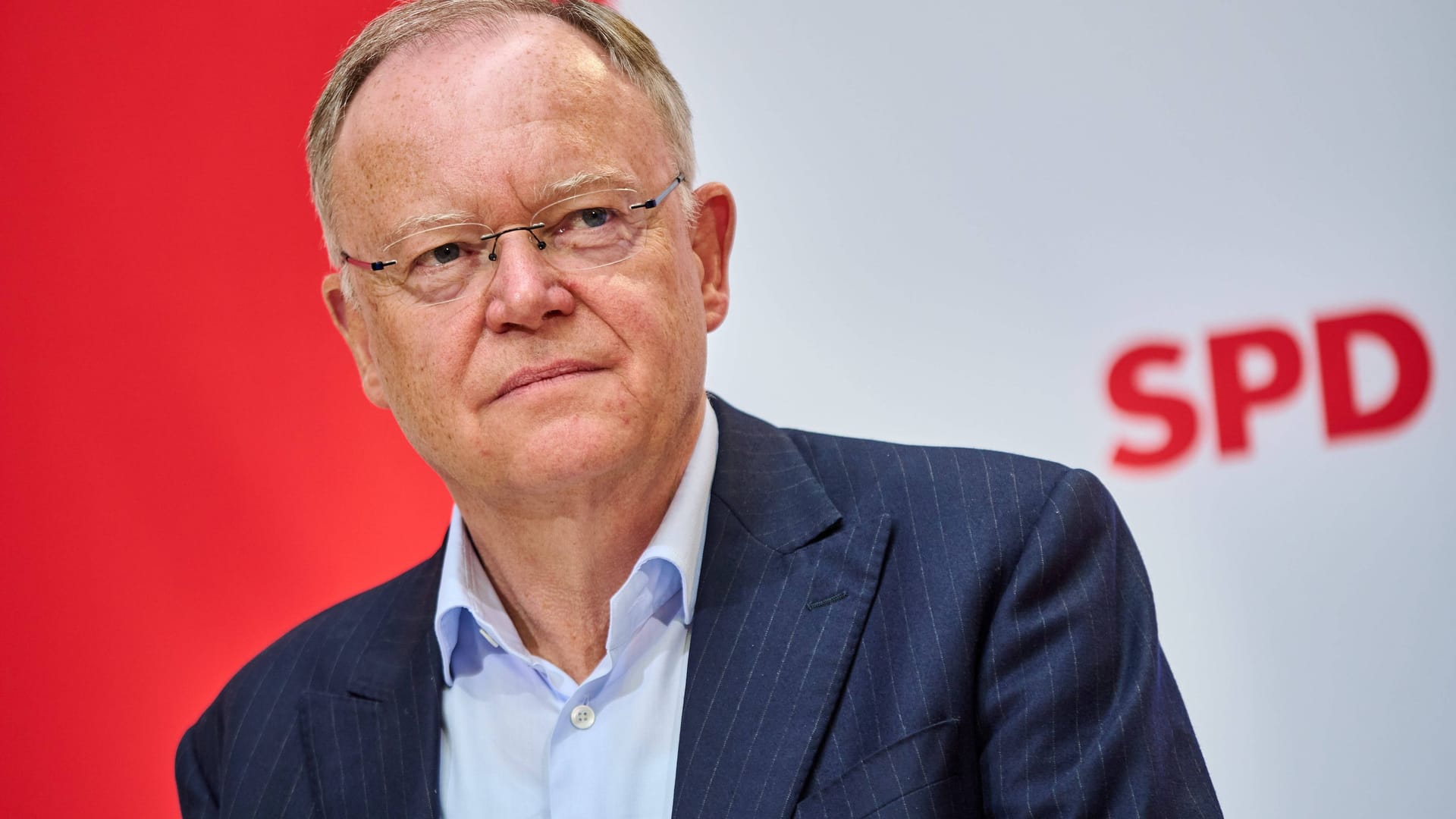 Stephan Weil nach der Landtagswahl in Niedersachsen (Archivbild): Seine SPD hat nun den Weg für eine rot-grüne Koalition frei gemacht. Stephan Weil nach der Landtagswahl in Niedersachsen (Archivbild): Seine SPD hat nun den Weg für eine rot-grüne Koalition frei gemacht.