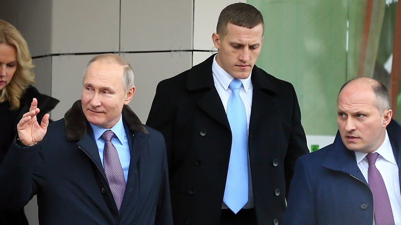 Putin und seine Bodyguards (Archivbild): Der FSO ist für den Schutz des Präsidenten verantwortlich.