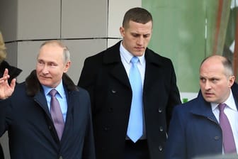 Putin und seine Bodyguards (Archivbild): Der FSO ist für den Schutz des Präsidenten verantwortlich.