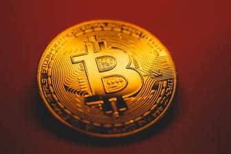 Symbolbild Bitcoin: Ermittler haben Milliardenbetrug mit Kryptowährungen aufgedeckt.