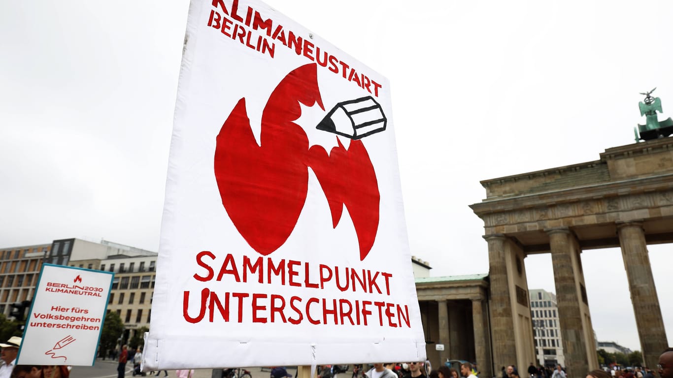Plakat zum Sammeln von Unterschriften "Berlin 2030 klimaneutral" (Archivbild): Die Initiative hat 262.000 Unterschriften abgeben, die nun auf ihre Gültigkeit geprüft werden.
