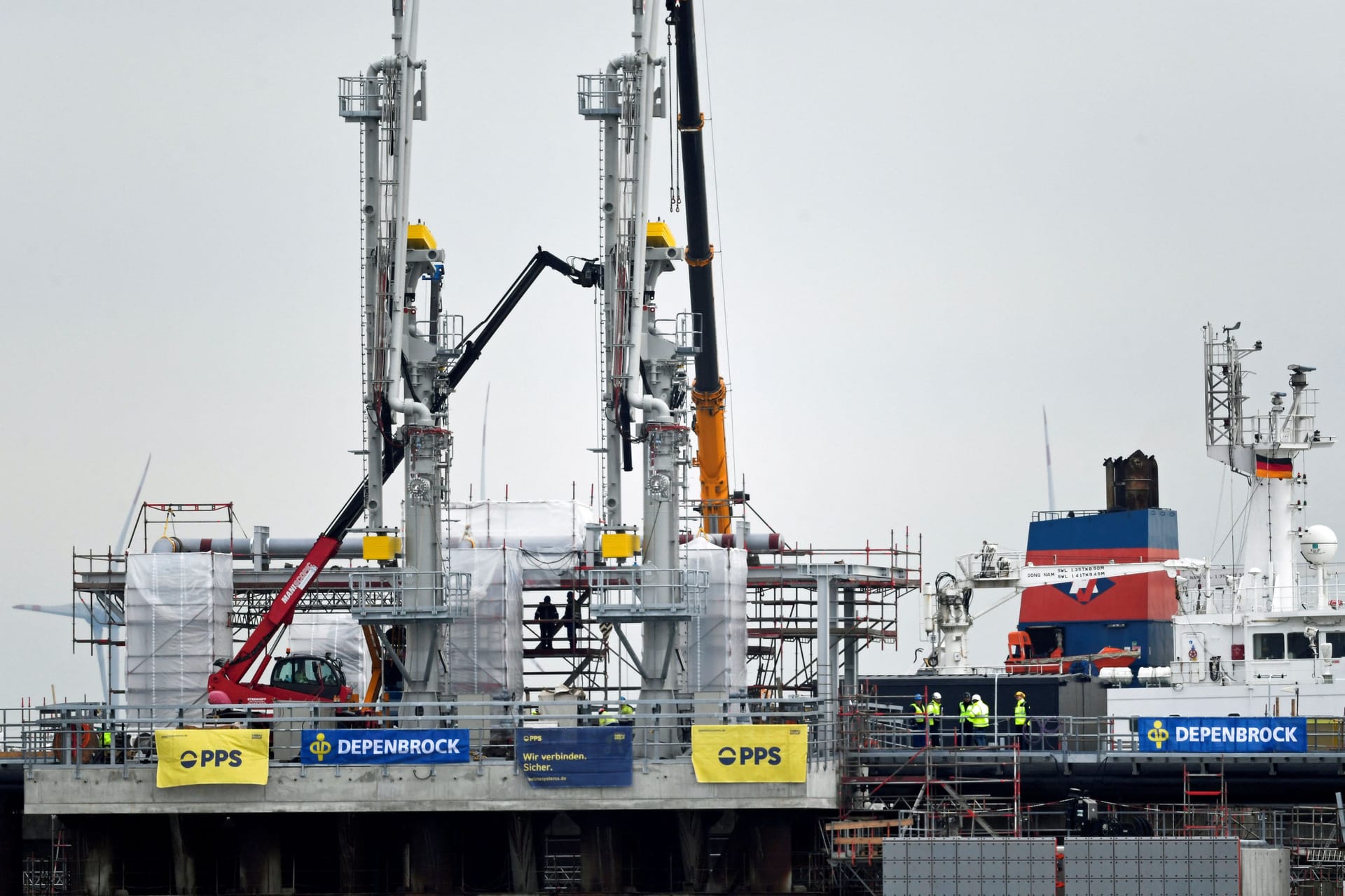 LNG-Terminal in Wilhelmshaven: Eine Studie sieht für die meisten geplanten Anlagen keinen Bedarf, sollte Deutschland die Klimaziele einhalten wollen. LNG-Terminal in Wilhelmshaven: Eine Studie sieht für die meisten geplanten Anlagen keinen Bedarf, sollte Deutschland die Klimaziele einhalten wollen.