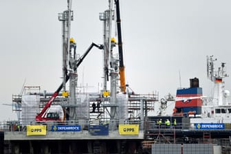 LNG-Terminal in Wilhelmshaven: Eine Studie sieht für die meisten geplanten Anlagen keinen Bedarf, sollte Deutschland die Klimaziele einhalten wollen.