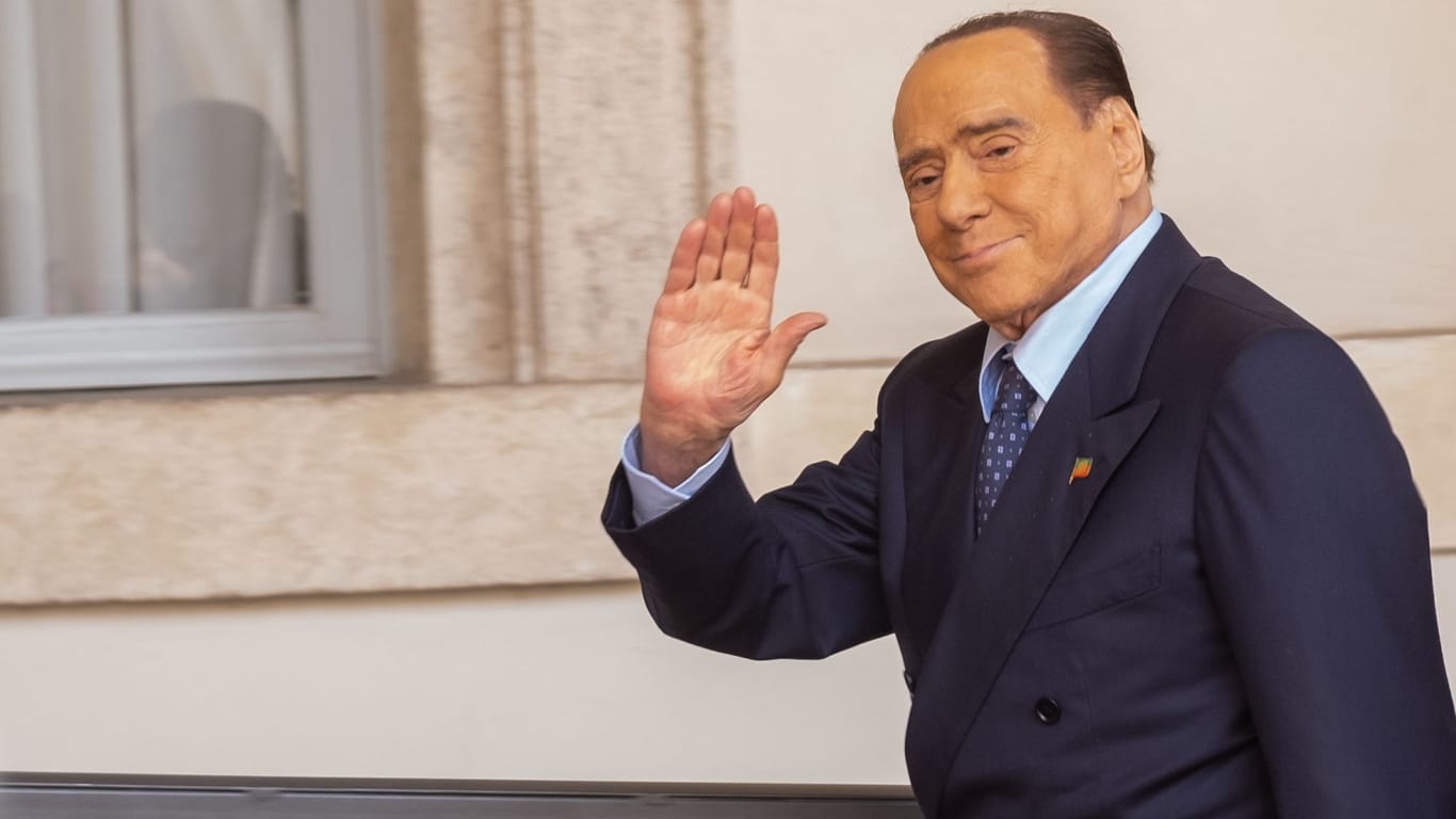 Silvio Berlusconi (Archivbild): Der Vorsitzende der Forza Italia ist im "Bunga-Bunga"-Korruptionsfall freigesprochen worden.