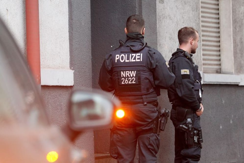Polizisten vor einem Haus, in dem sie eine Wohnung durchsuchen (Archivbild): Die Razzia findet in sechs Bundesländern, insbesondere in Berlin statt.
