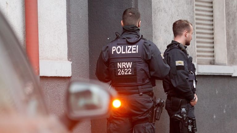Polizisten vor einem Haus, in dem sie eine Wohnung durchsuchen (Archivbild): Die Razzia findet in sechs Bundesländern, insbesondere in Berlin statt.