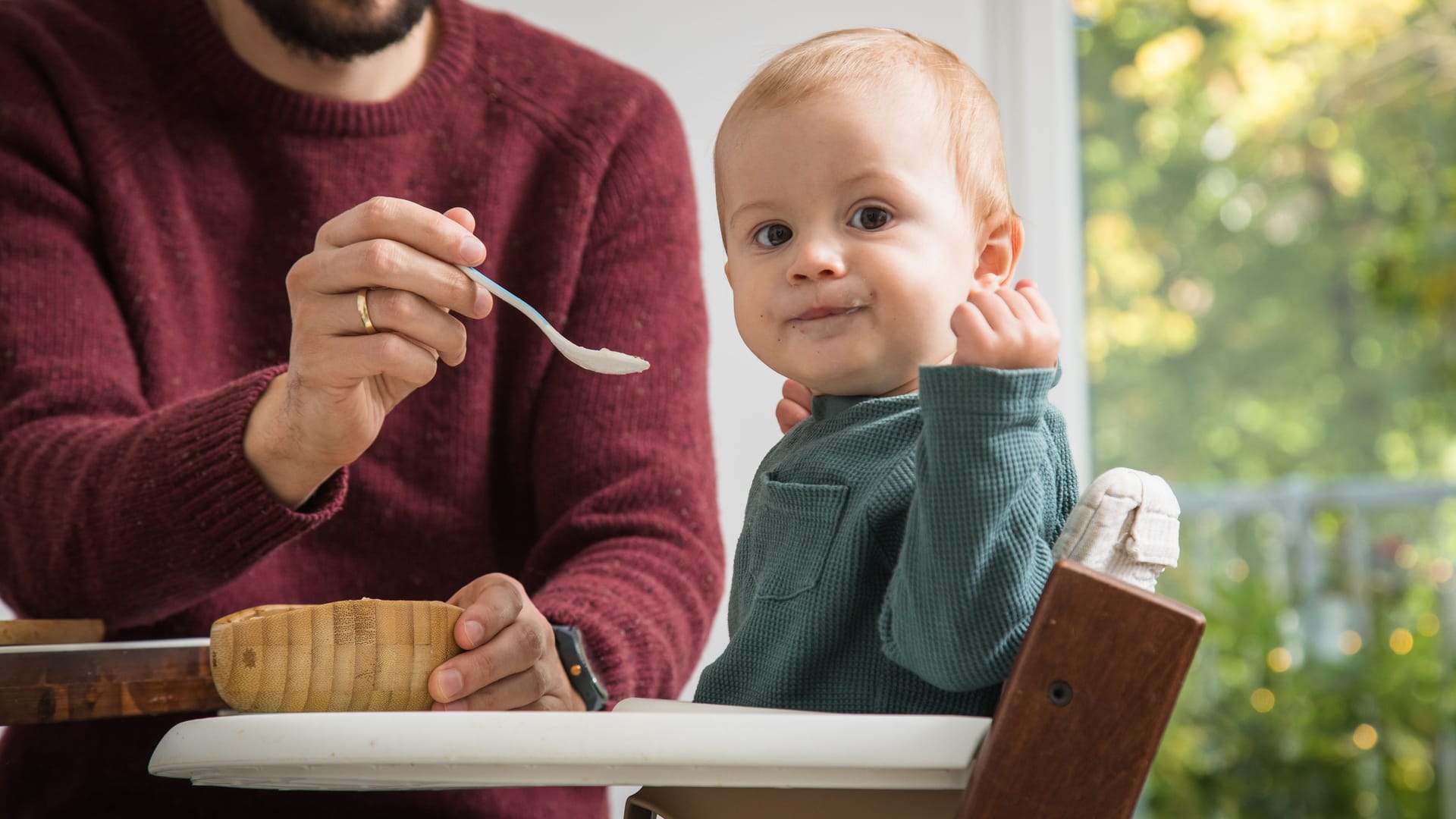 Kind wird gefüttert (Symbolbild): Ab 2023 gibt es für Familien mehr Kindergeld.